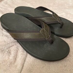 Men’s 14 Vionic Black and Brown flip flops